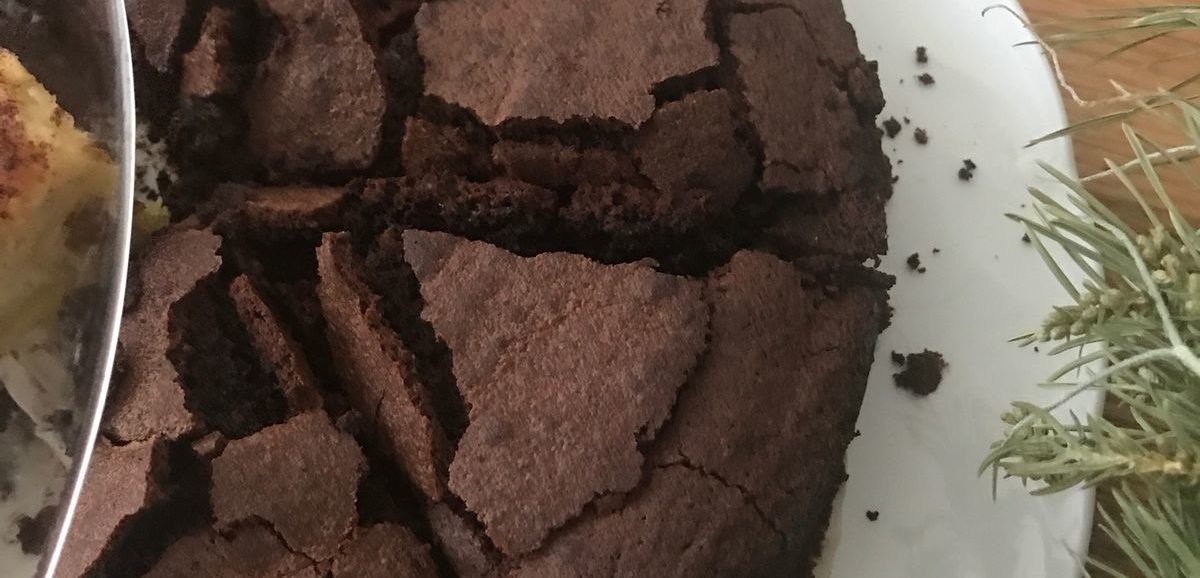 Συνταγή για σοκολατόπιτα με κρέμα τζίντζερ. Τόσο ζουμερή όσο πρέπει και με μοναδική κρέμα με άρωμα τζίντζερ. Φτιάξτε την εύκολα και γρήγορα.