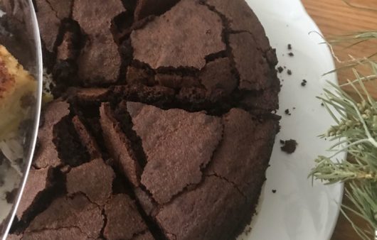 Συνταγή για σοκολατόπιτα με κρέμα τζίντζερ. Τόσο ζουμερή όσο πρέπει και με μοναδική κρέμα με άρωμα τζίντζερ. Φτιάξτε την εύκολα και γρήγορα.