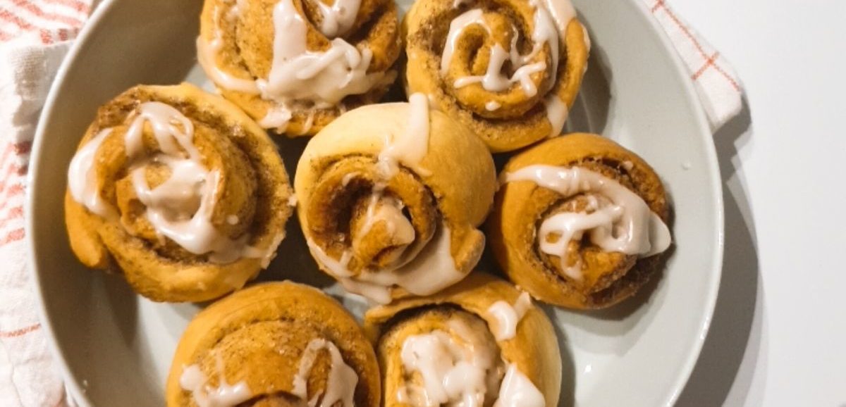 Συνταγή για ρολά κανέλας με γλάσο! Πεντανόσιτμα και αφράτα ρολά με υπέροχη γλυκιά γέμιση και γλάσο με άρωμα λεμονιού.