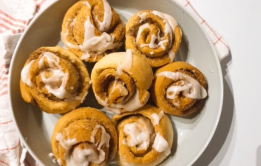 Συνταγή για ρολά κανέλας με γλάσο! Πεντανόσιτμα και αφράτα ρολά με υπέροχη γλυκιά γέμιση και γλάσο με άρωμα λεμονιού.