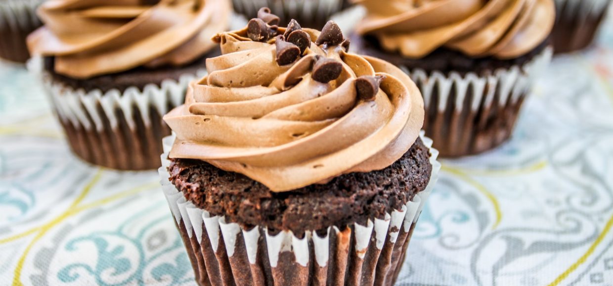Συνταγή για cupcakes με βουτυρόκρεμα σοκολάτας. Αφράτα κεκάκια στα οποία προσθέτουμε frosting φανταστικής βουτυρόκρεμας με γεύση σοκολάτας.