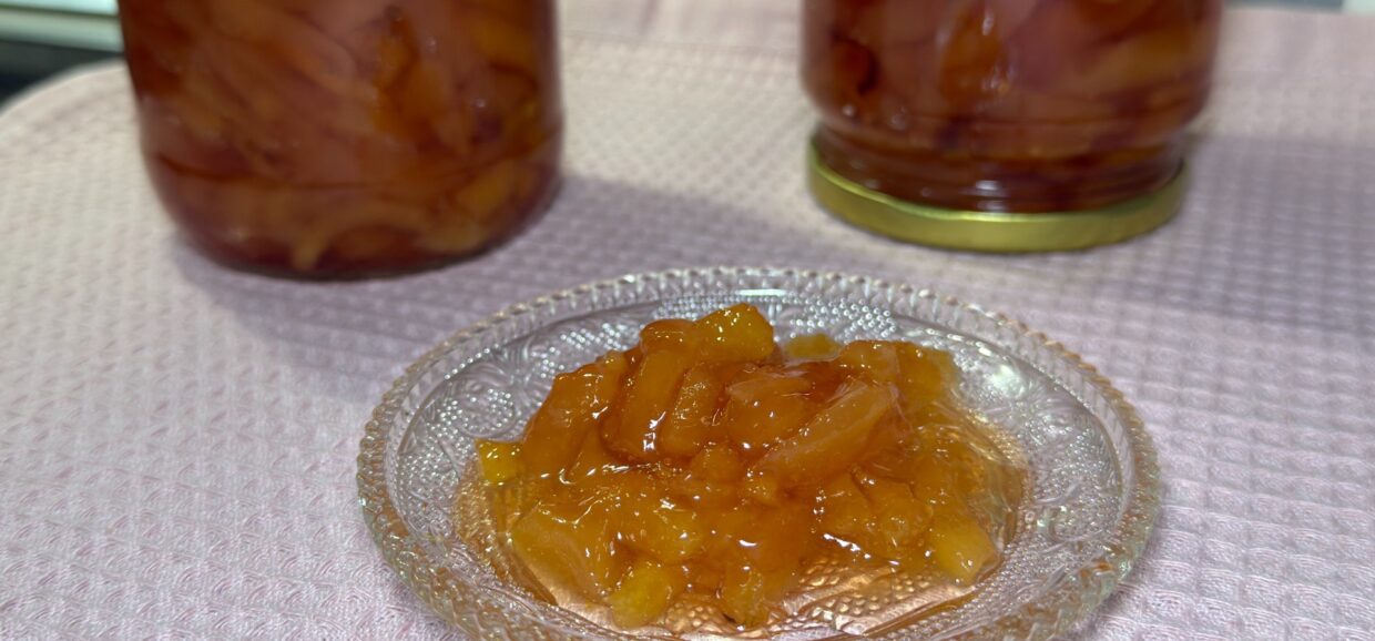 Απολαύστε γλυκό του κουταλιού κυδώνι με άρωμα βανίλιας, λεμονιού και αμπαρόριζας — παραδοσιακή γεύση, αρωματική και αυθεντικά ελληνική.