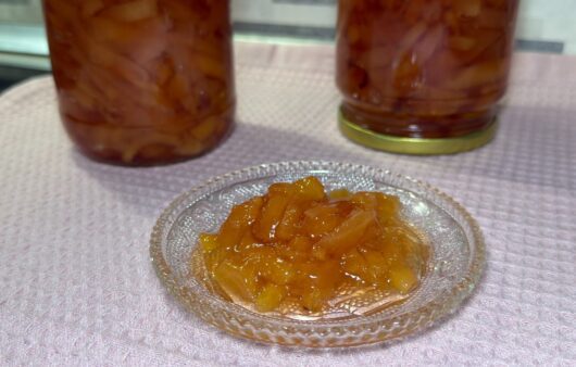 Απολαύστε γλυκό του κουταλιού κυδώνι με άρωμα βανίλιας, λεμονιού και αμπαρόριζας — παραδοσιακή γεύση, αρωματική και αυθεντικά ελληνική.