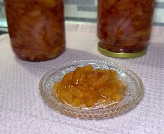 Απολαύστε γλυκό του κουταλιού κυδώνι με άρωμα βανίλιας, λεμονιού και αμπαρόριζας — παραδοσιακή γεύση, αρωματική και αυθεντικά ελληνική.