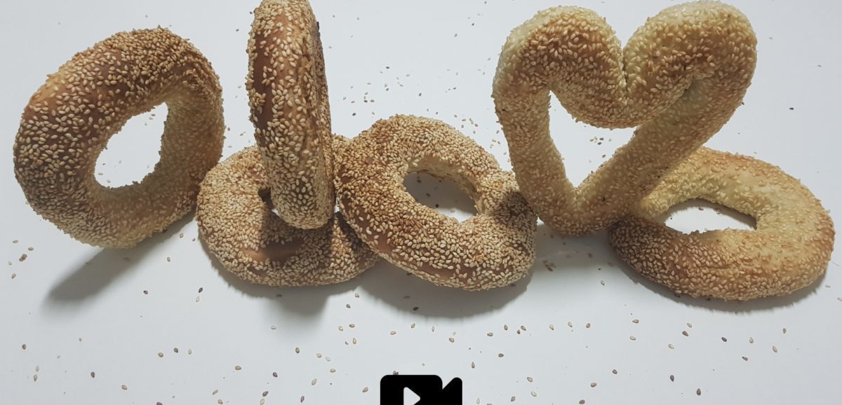 Συνταγή για τα παραδοσιακά κουλούρια Θεσσαλονίκης! Φτιάξτε εύκολα τα δημοφιλή κουλούρια χωρίς μίξερ. Ιδανικό σνακ για όλη την ημέρα.