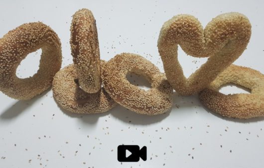 Συνταγή για τα παραδοσιακά κουλούρια Θεσσαλονίκης! Φτιάξτε εύκολα τα δημοφιλή κουλούρια χωρίς μίξερ. Ιδανικό σνακ για όλη την ημέρα.