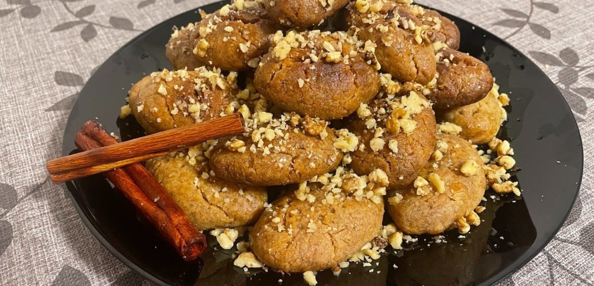 Συνταγή για τα απόλυτα μελομακάρονα! Τραγανά, σιροπιασμένα όσο πρέπει και με αρώματα κανέλας, γαρίφαλο και μοσχοκάρυδο που θα μοσχομυρίσει το σπίτι.