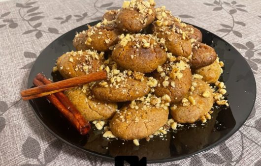 Συνταγή για τα απόλυτα μελομακάρονα! Τραγανά, σιροπιασμένα όσο πρέπει και με αρώματα κανέλας, γαρίφαλο και μοσχοκάρυδο που θα μοσχομυρίσει το σπίτι.