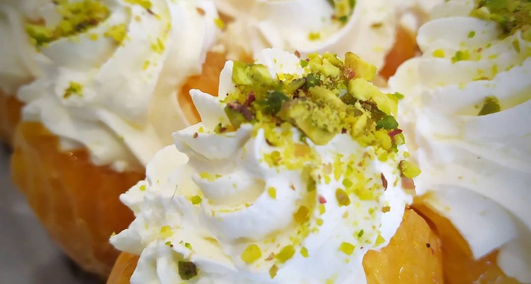 Συνταγή για τα ζουμερά μπαμπαδάκια! Πολύ εύκολη συνταγή, σιροπιασμένα όσο πρέπει και γεμιστά με κρέμα σαντιγύ.