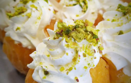 Συνταγή για τα ζουμερά μπαμπαδάκια! Πολύ εύκολη συνταγή, σιροπιασμένα όσο πρέπει και γεμιστά με κρέμα σαντιγύ.