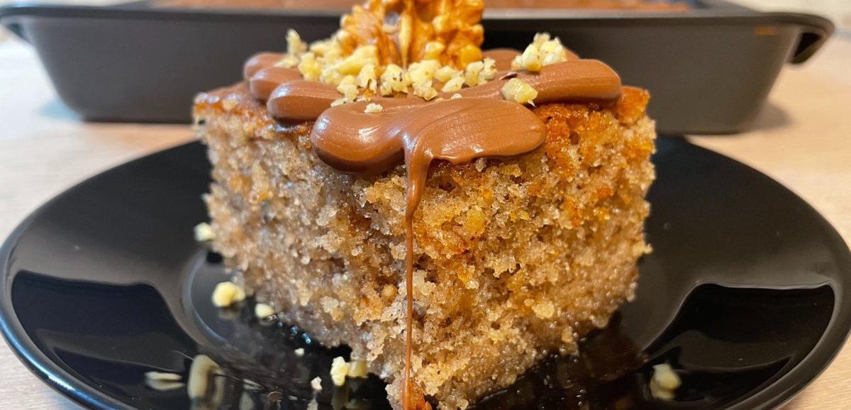 Συνταγή για παραδοσιακή καρυδόπιτα. Φτιάξτε την μοναδική σιροπιαστή καρυδόπιτα με φανταστικά αρώματα, εύκολα και γρήγορα.