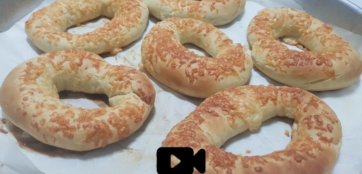 Συνταγή για τυροκούλουρα! Φτιάξτε τα τυροκούλουρα με την επικάλυψη κίτρινου τυριού στο σπίτι σας εύκολα και γρήγορα.