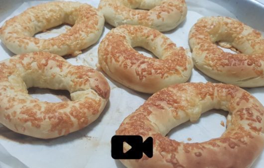 Συνταγή για τυροκούλουρα! Φτιάξτε τα τυροκούλουρα με την επικάλυψη κίτρινου τυριού στο σπίτι σας εύκολα και γρήγορα.