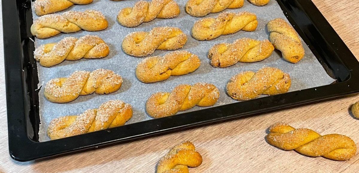 Συνταγή για κουλουράκια κανέλας! Νηστίσιμα, τραγανά και με αρώματα κανέλας, γαρίφαλο και πορτοκάλι. Φτιάξτε τα σε λίγα μόνο λεπτά.