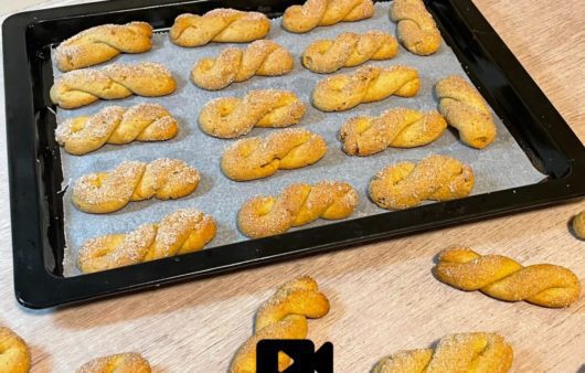 Συνταγή για κουλουράκια κανέλας! Νηστίσιμα, τραγανά και με αρώματα κανέλας, γαρίφαλο και πορτοκάλι. Φτιάξτε τα σε λίγα μόνο λεπτά.