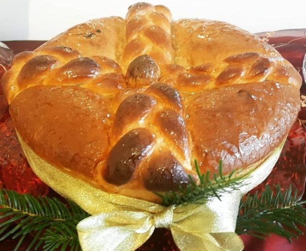 Συνταγή για Χριστόψωμο. Το ευλογημένο ψωμί που φτιάχνουν οι πιστοί τις παραμονές των Χριστουγέννων και το βγάζουμε στο γιορτινό Χριστουγεννιάτικο τραπέζι.