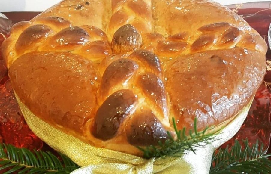 Συνταγή για Χριστόψωμο. Το ευλογημένο ψωμί που φτιάχνουν οι πιστοί τις παραμονές των Χριστουγέννων και το βγάζουμε στο γιορτινό Χριστουγεννιάτικο τραπέζι.