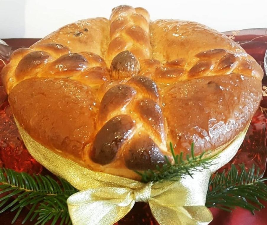 Συνταγή για Χριστόψωμο. Το ευλογημένο ψωμί που φτιάχνουν οι πιστοί τις παραμονές των Χριστουγέννων και το βγάζουμε στο γιορτινό Χριστουγεννιάτικο τραπέζι.