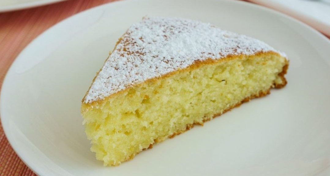 Συνταγή για παραδοσιακή σιροπιαστή γιαουρτόπιτα! Ακαταμάχητη γεύση με γιαούρτι, κονιάκ και βανίλια και με φανταστικό σιρόπι.