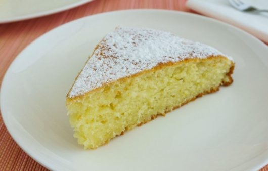 Συνταγή για παραδοσιακή σιροπιαστή γιαουρτόπιτα! Ακαταμάχητη γεύση με γιαούρτι, κονιάκ και βανίλια και με φανταστικό σιρόπι.