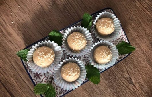 Συνταγή για τρουφάκια ενέργειας με βρώμη. Ιδανικά για σνακ και για το πρωϊνό μας. Με μέλι, αμύγδαλο και βρώμη!