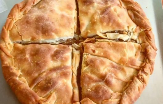 Συνταγή για αλμυρή κολοκυθόπιτα χωρίς φύλλο! Φτιάξτε εύκολα και πολύ γρήγορα την πεντανόστιμη κολοκυθόπιτα και θα μοσχοβολήσει το σπίτι.