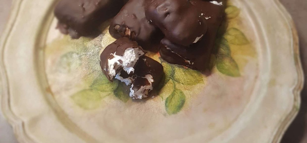 Μοναδική συνταγή για νουγκά - μαντολάτο! Μαστιχωτό με ολόκληρα αμύγδαλα, αρωματικό με μέλι και με επικάλυψη σοκολάτας.