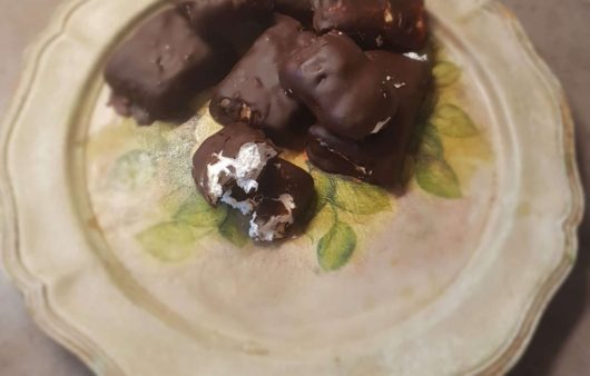 Μοναδική συνταγή για νουγκά - μαντολάτο! Μαστιχωτό με ολόκληρα αμύγδαλα, αρωματικό με μέλι και με επικάλυψη σοκολάτας.