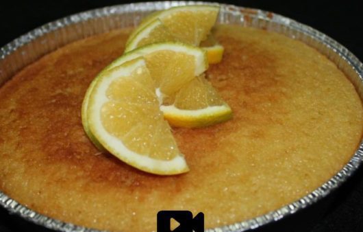 Συνταγή για εύκολη πορτοκαλόπιτα! Θα χρειαστείτε μόνο 15 λεπτά για να φτιάξετε την αρωματική, με τέλεια σύνθεση και υφή πορτοκαλόπιτα.