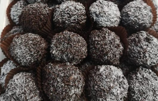 Συνταγή για υπέροχα τρουφάκια σοκολάτας! Φτιάξτε γρήγορα και εύκολα τρουφάκια σοκολάτας με ινδοκάρυδο και καρύδια.