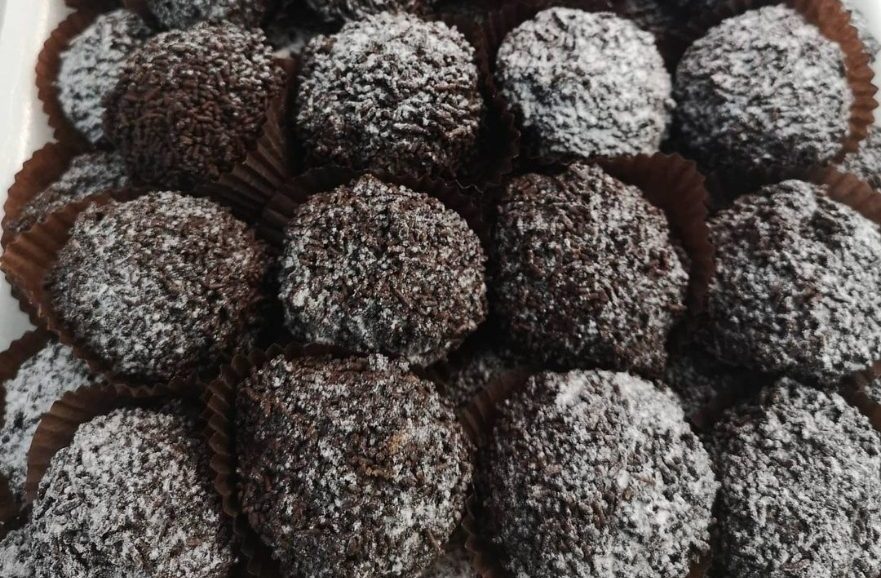Συνταγή για υπέροχα τρουφάκια σοκολάτας! Φτιάξτε γρήγορα και εύκολα τρουφάκια σοκολάτας με ινδοκάρυδο και καρύδια.