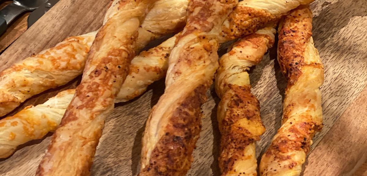 Συνταγή για αλμυρά σφολιατίνια με τυρί! Φτιάχνονται εύκολα και γρήγορα. Είναι τραγανά και ιδανικά για ένα γρήγορο σνακ.