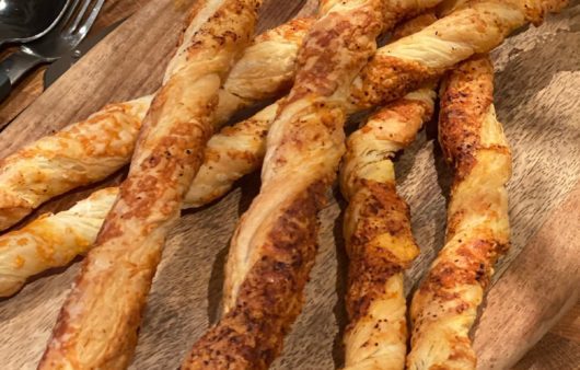 Συνταγή για αλμυρά σφολιατίνια με τυρί! Φτιάχνονται εύκολα και γρήγορα. Είναι τραγανά και ιδανικά για ένα γρήγορο σνακ.