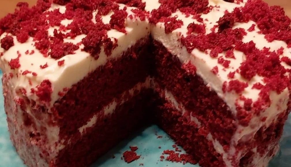 Συνταγή για red velvet cake! Αφράτα στρώματα σοκολατένιας βάσης και πλούσια κρέμα για ένα ζουμερό αποτέλεσμα.