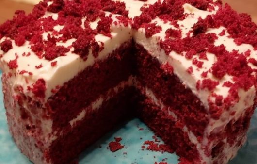 Συνταγή για red velvet cake! Αφράτα στρώματα σοκολατένιας βάσης και πλούσια κρέμα για ένα ζουμερό αποτέλεσμα.