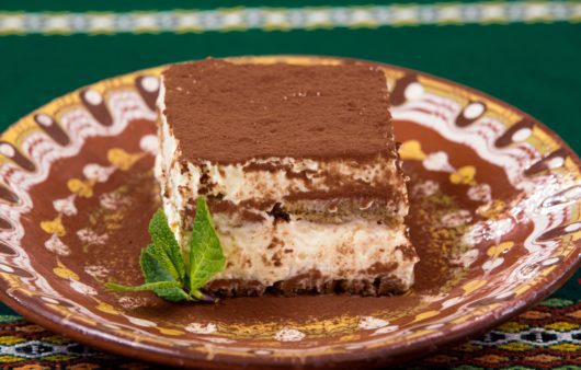 Μία αυθεντική Ιταλική συνταγή για Τιραμισού. Μοναδικά μπισκότα σαβαγιάρ βρεγμένα με ρόφημα εσπρέσο και αρωματική βελούδινη κρέμα.