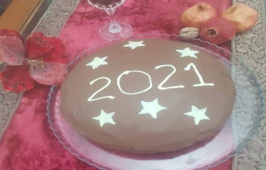 Συνταγή για βασιλόπιτα κέικ με γλάσο σοκολάτας! Εύκολη συνταγή για τη πιο νόστιμη βασιλόπιτα με φοβερό άρωμα και γεύση.