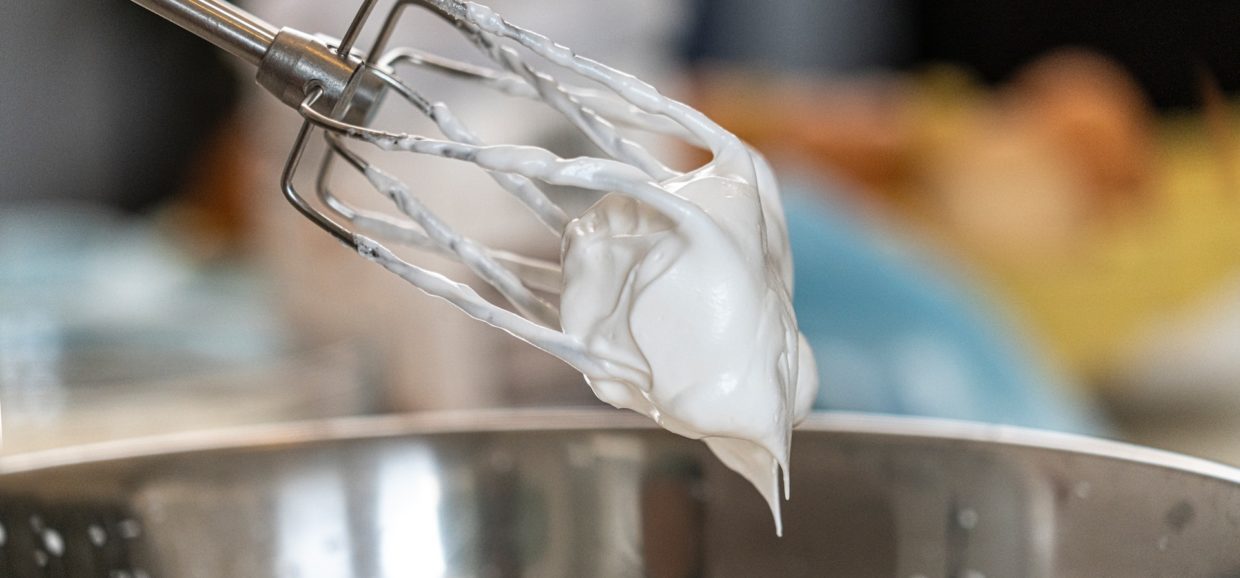 Συνταγή για τέλεια γυαλιστερή μαρέγκα και μοναδικούς μπεζέδες. Κλασική συνταγή με απλά βήματα.