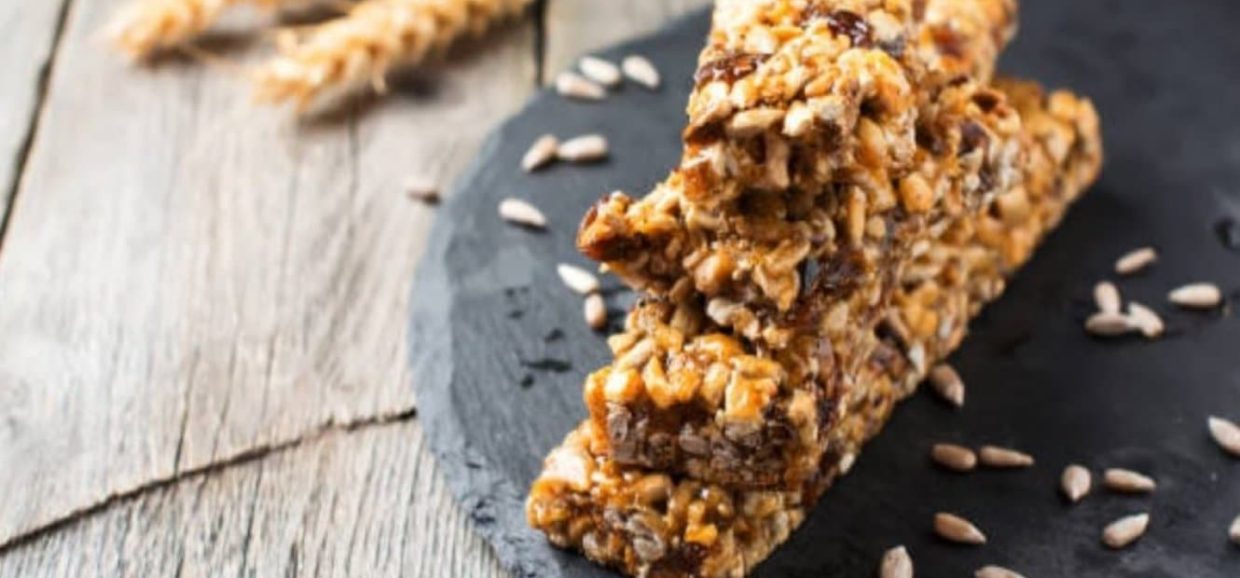 Συνταγή για μπάρες δημητριακών με ταχίνι και σοκολάτα. Μοναδικές μπάρες, απόλυτα θρεπτικές με ταχίνι, βρώμη, μέλι, αρώματα και σοκολάτα.