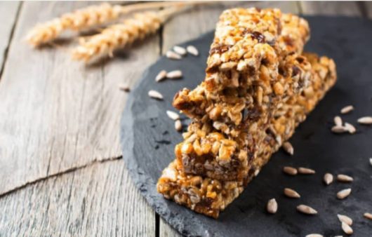 Συνταγή για μπάρες δημητριακών με ταχίνι και σοκολάτα. Μοναδικές μπάρες, απόλυτα θρεπτικές με ταχίνι, βρώμη, μέλι, αρώματα και σοκολάτα.