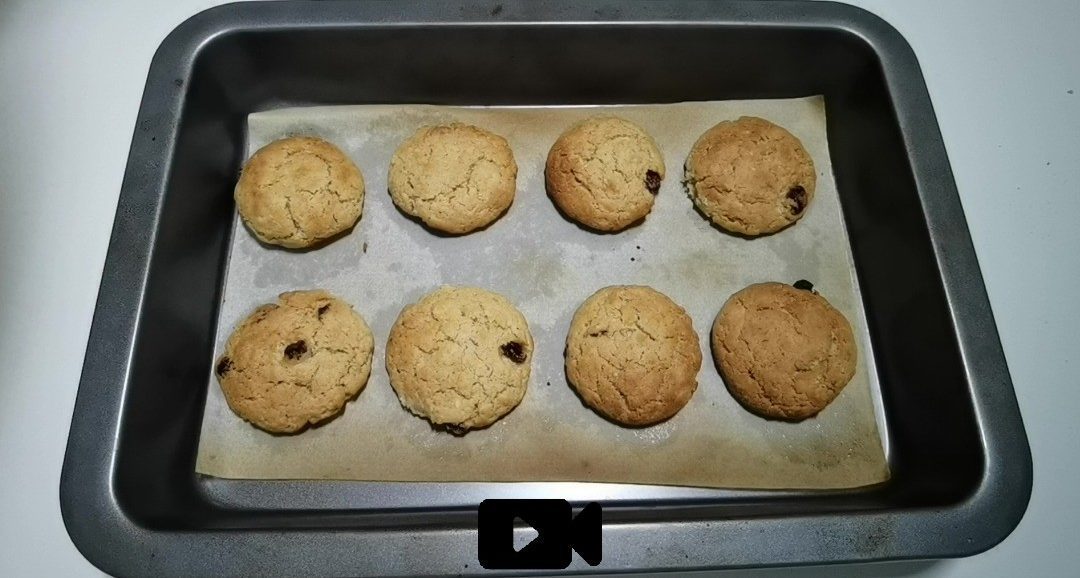 Συνταγή για μπισκότα με σταφίδες, νιφάδες βρώμης και άρωμα κανέλας! Τραγανά από έξω και αφράτα από μέσα. Ιδανικά για το πρωϊνό μας.