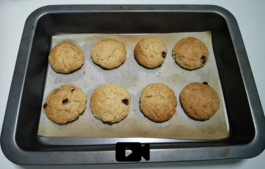 Συνταγή για μπισκότα με σταφίδες, νιφάδες βρώμης και άρωμα κανέλας! Τραγανά από έξω και αφράτα από μέσα. Ιδανικά για το πρωϊνό μας.