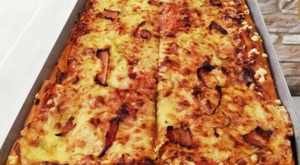 Συνταγή για παραδοσιακή ζύμη πίτσας. Φτιάξτε την παραδοσιακή και αφράτη ζύμη για πίτσα και γεμίστε με τα υλικά της επιλογής σας.