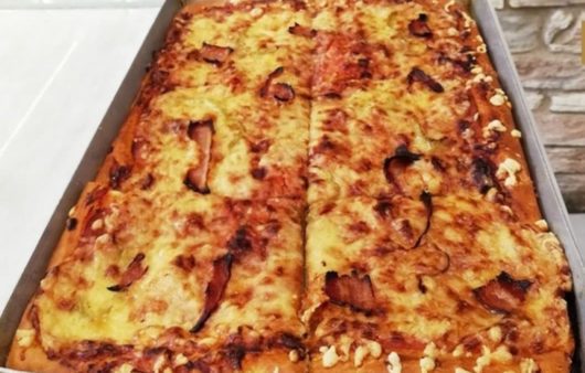 Συνταγή για παραδοσιακή ζύμη πίτσας. Φτιάξτε την παραδοσιακή και αφράτη ζύμη για πίτσα και γεμίστε με τα υλικά της επιλογής σας.