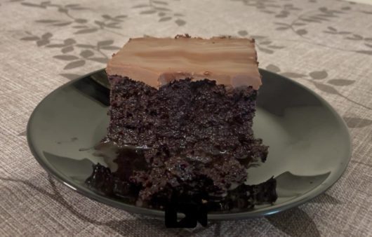 Συνταγή για σοκολατόπιτα σιροπιαστή με τέλειο γλάσο. Η πιο ζουμερή σοκολατόπιτα με γλάσο σοκολάτας. Απλά μοναδική.