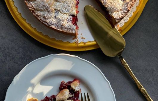 Συνταγή για πίτα με γέμιση κεράσι! Μας θυμίζει και τάρτα καθώς περιέχει βουτυρένια τραγανή βάση και γέμιση από φρέσκα βύσσινα ή κεράσια!