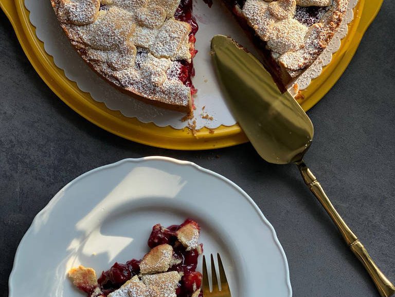Συνταγή για πίτα με γέμιση κεράσι! Μας θυμίζει και τάρτα καθώς περιέχει βουτυρένια τραγανή βάση και γέμιση από φρέσκα βύσσινα ή κεράσια!