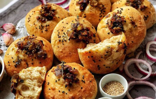 Τα παραδοσιακά ψωμάκια Bialys με καταγωγή από την Πολωνία, είναι ψωμάκια με ένα βαθούλωμα στο κέντρο τους όπου περιέχουν αλμυρή γέμιση.