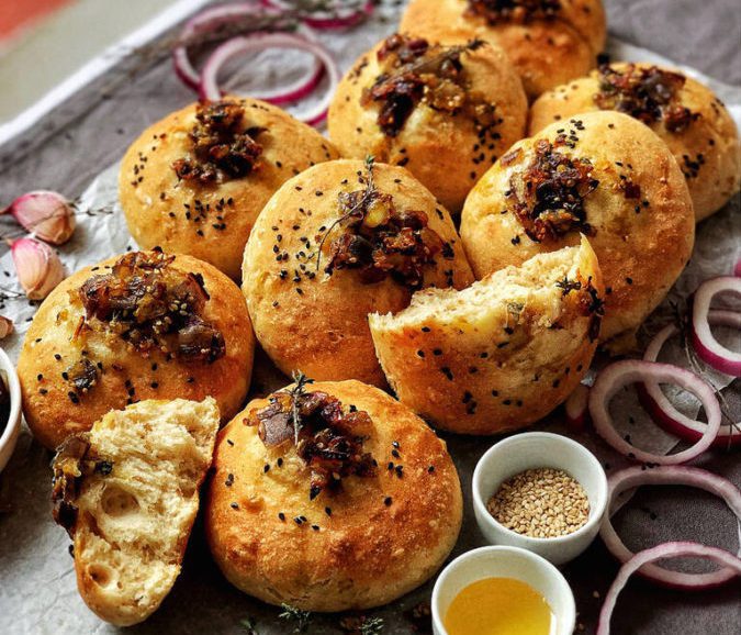 Τα παραδοσιακά ψωμάκια Bialys με καταγωγή από την Πολωνία, είναι ψωμάκια με ένα βαθούλωμα στο κέντρο τους όπου περιέχουν αλμυρή γέμιση.