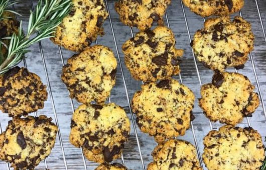 Συνταγή για μπισκότα cookies με άρωμα και μυρωδιά από δενδρολίβανο. Πρωτότυπη συνταγή, τραγανά μπισκότα και φρέσκο δενδρολίβανο!